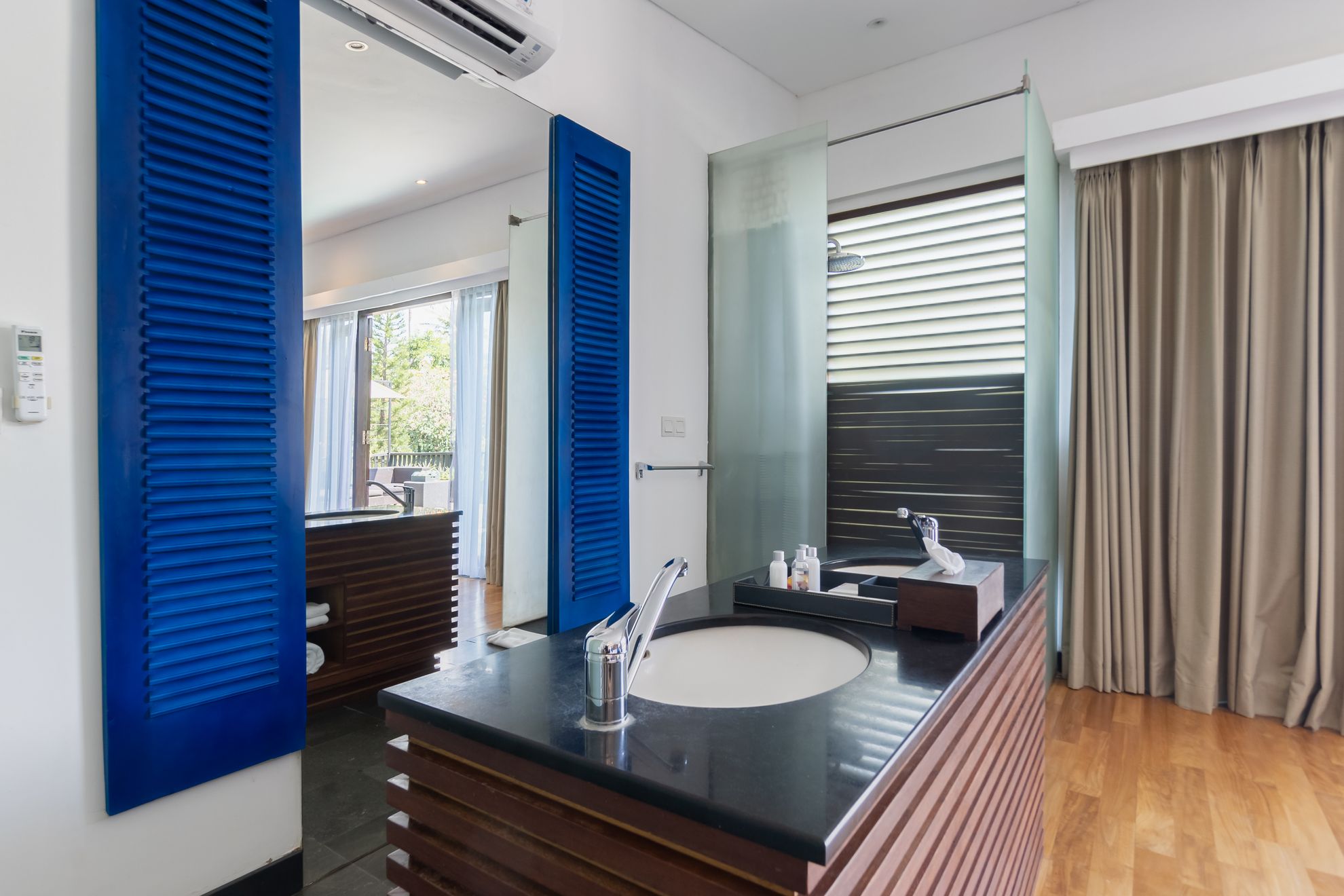 shanti-damou-bath