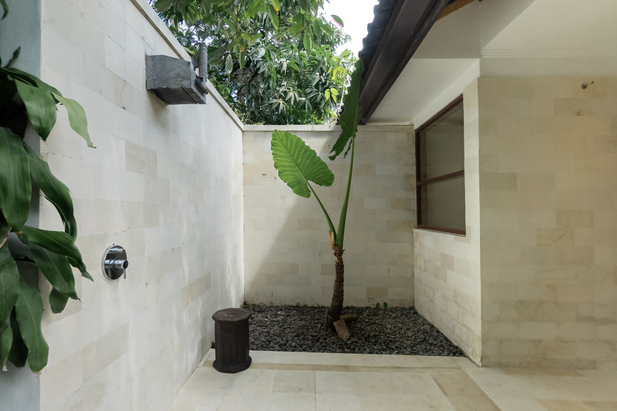 shanti-oani-showeroutdoor